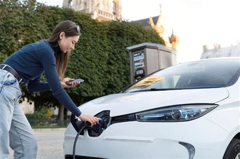 Do Electric Cars Lose Charge When Parked: Exploring the Myths and Realities of Battery Drain